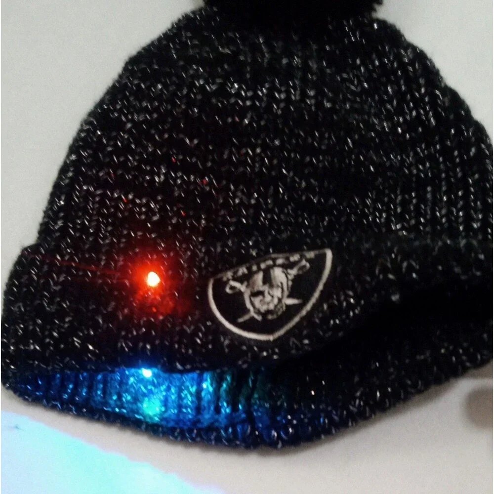 RAIDERS Light Up Beanie NFL Black Silver Sparkle LA Oakland Las Vegas Pom WORKS! - Picture 9 of 9